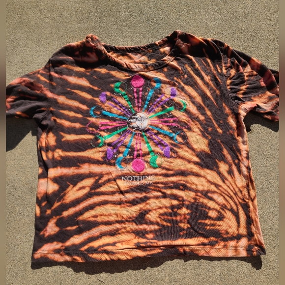 Hand acid washed "nothing phases me" crop top - Picture 1 of 4